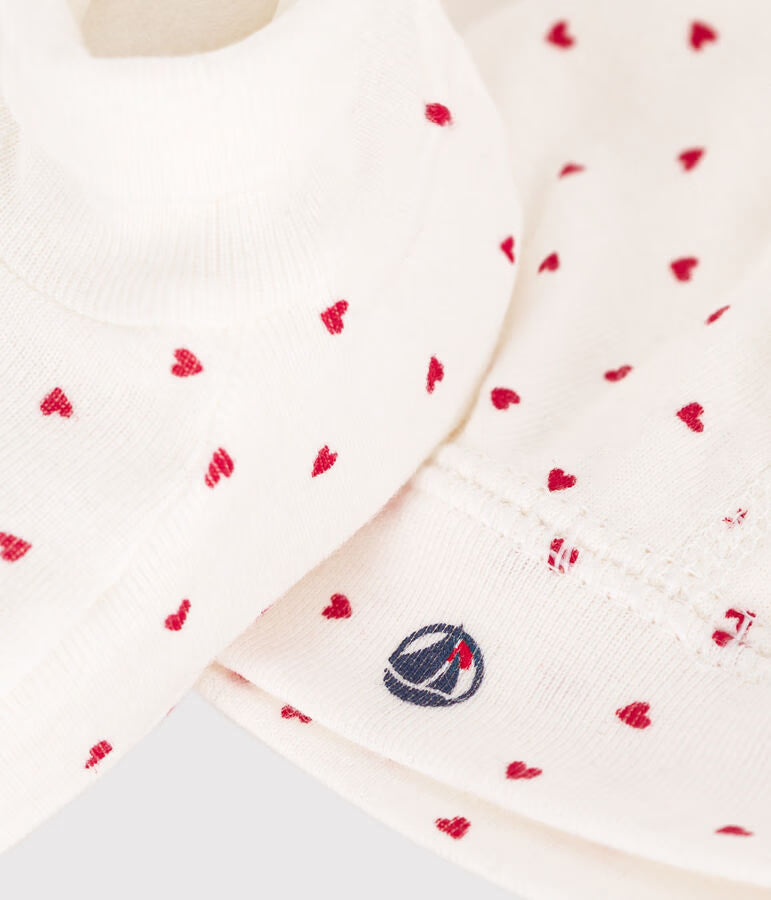 Set with baby bonnet and booties with heart pattern