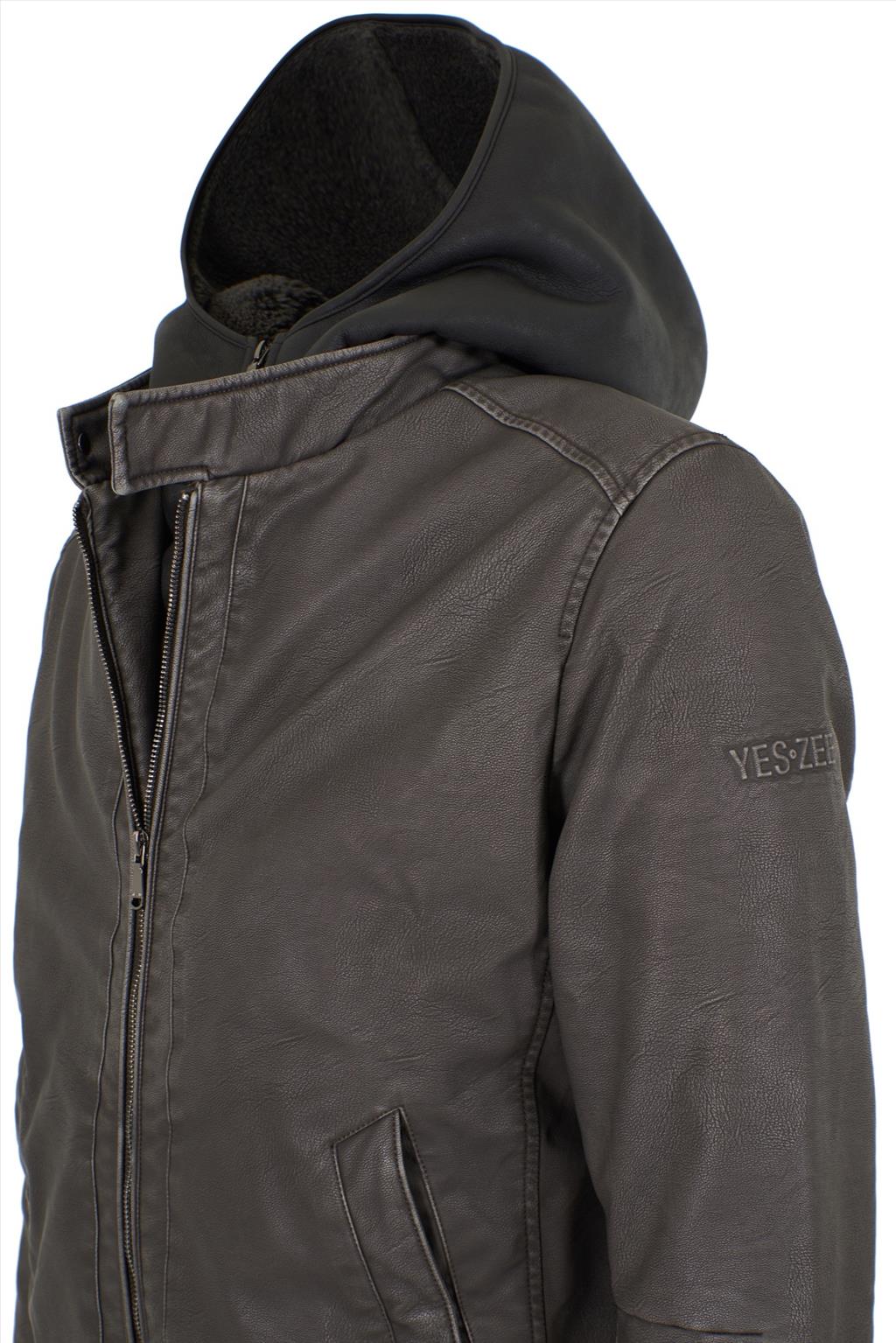 Bomber in similpelle con cappuccio in felpa integrato.