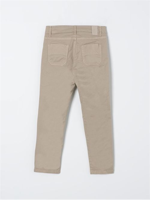 Pantalone 5 tasche con toppa.